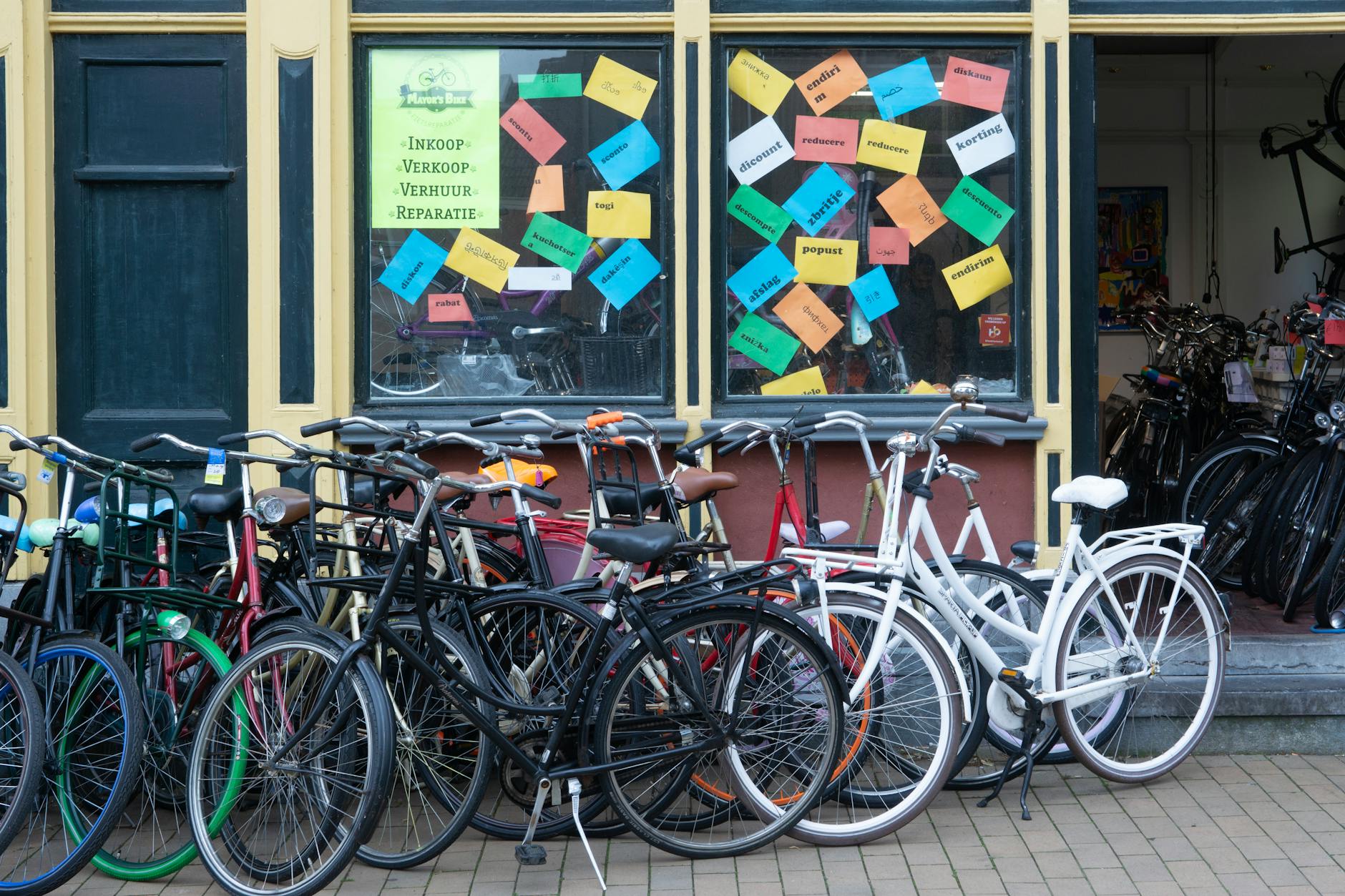 Witryna sklepu rowerowego w mieście z rowerami i kolorową ekspozycją