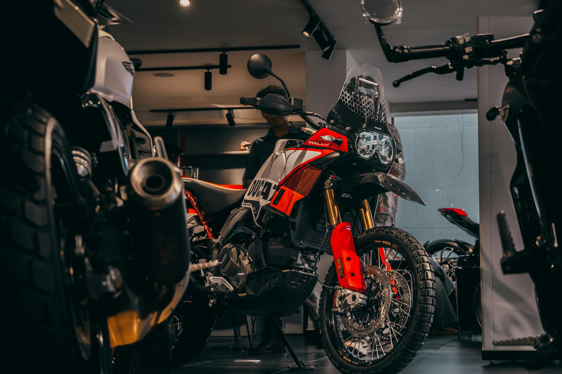 Motocykle ekspozycyjne w nowoczesnym salonie w Indiach