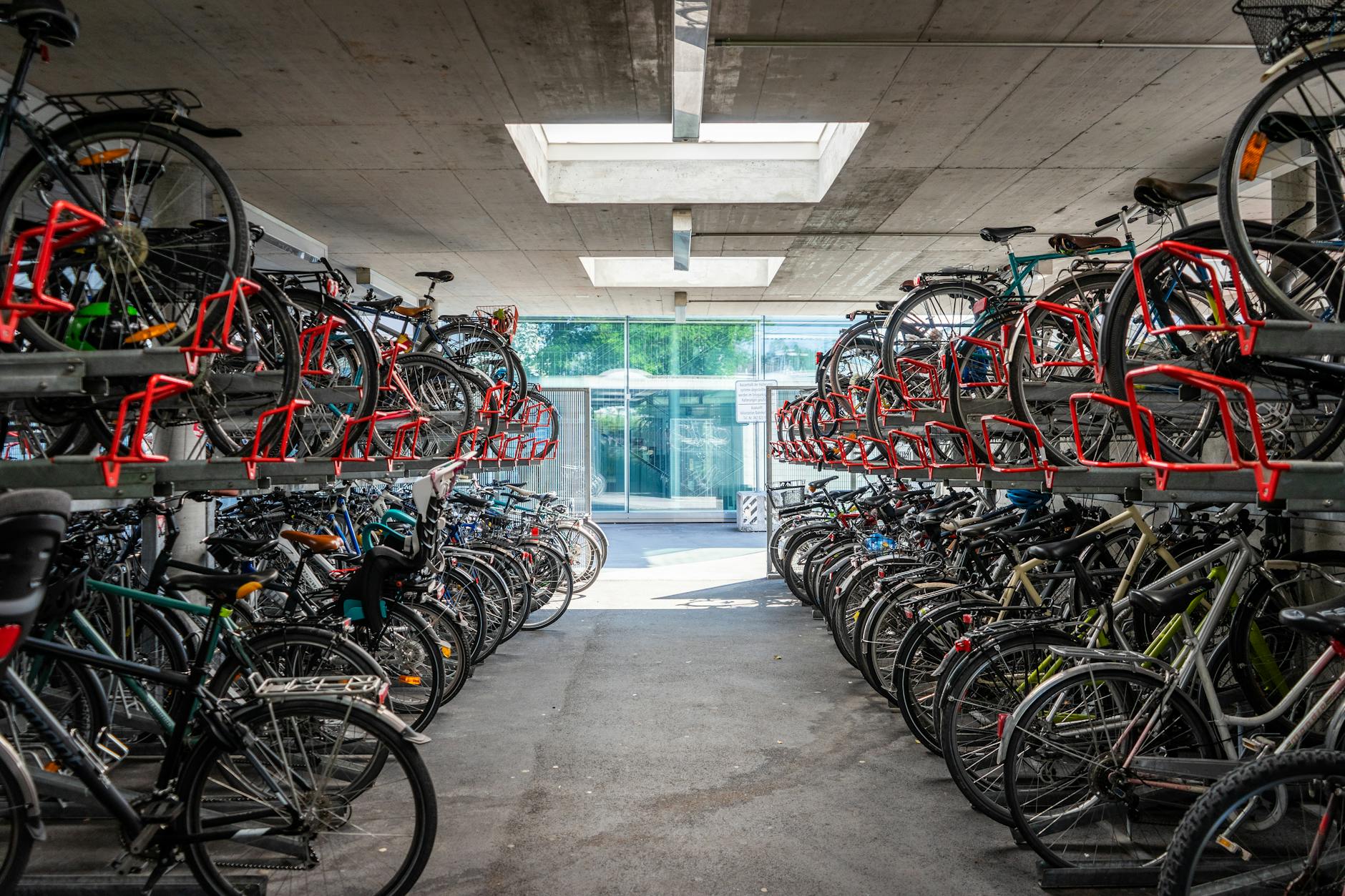 Zadaszony parking rowerowy w Szwajcarii z równymi rzędami jednośladów