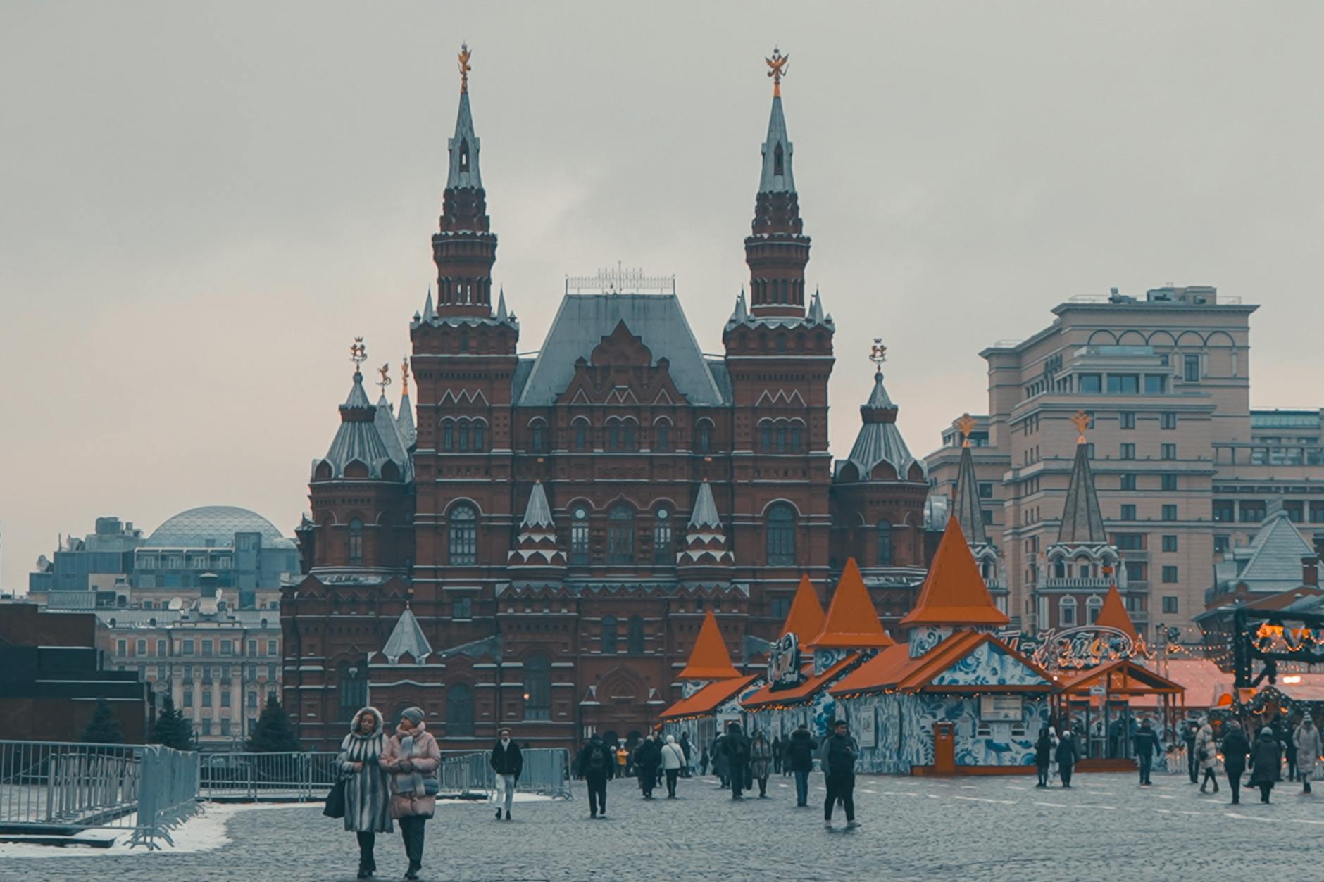 Zimowy plac Czerwony w Moskwie z muzeum historycznym i spacerowiczami